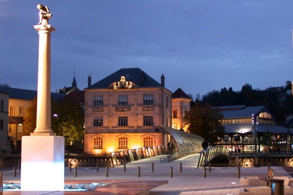 Place Pinau de nuit Ville d'Epinal